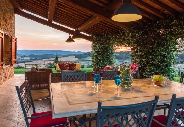 Il porticato si presta perfettamente per un aperitivo - Casale dei Gelsomini  