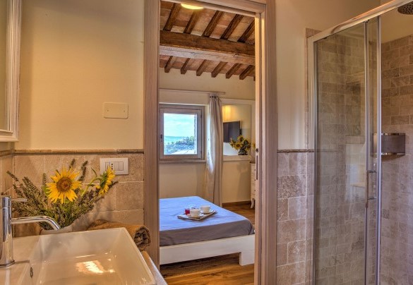 Bagno con doccia n.2 en-suite con camera n.2 - Casale dei Gelsomini 
