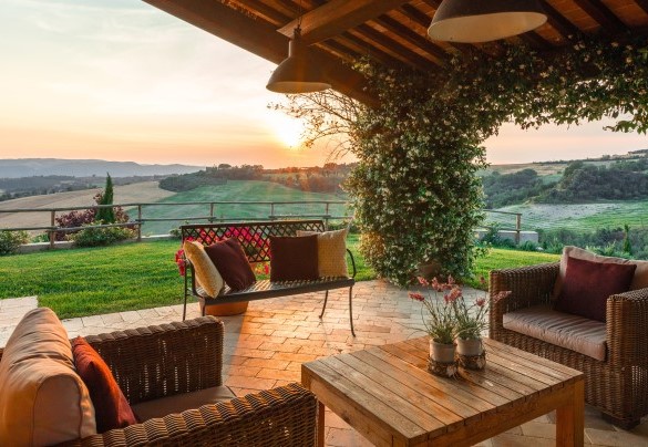 Il porticato con il salottino al tramonto - Casale dei Gelsomini