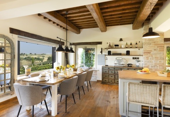 La zona pranzo panoramica con la tavola imbandita - Casale dei Gelsomini 