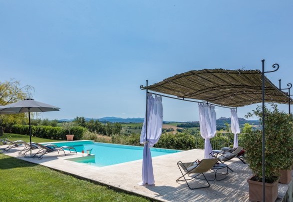 La piscina e la zona prendisole attrezzata - Casale dei Gelsomini 