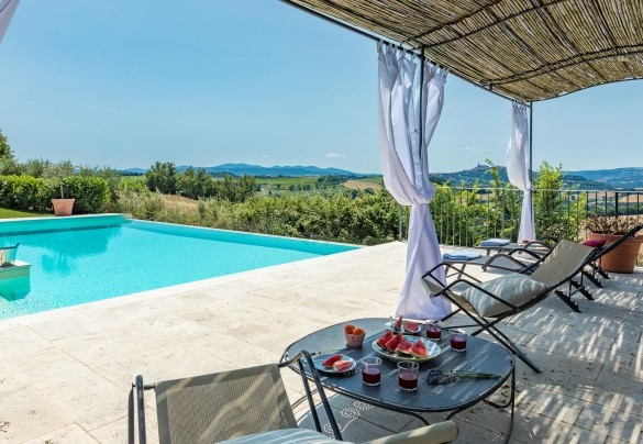 La piscina misura 12 x 6 m ed ha una profondità che varia da 1.30 m a di 2 m - Casale dei Gelsomini 