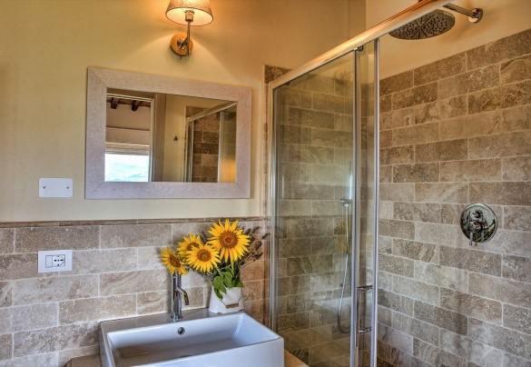 Bagno con doccia n.4 en-suite con camera n.4 - Casale dei Gelsomini 