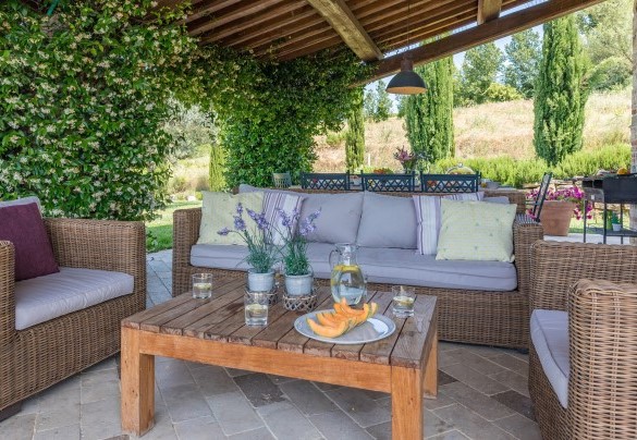 Il bellissimo angolo relax in comoda posizione sotto il porticato - Casale dei Gelsomini