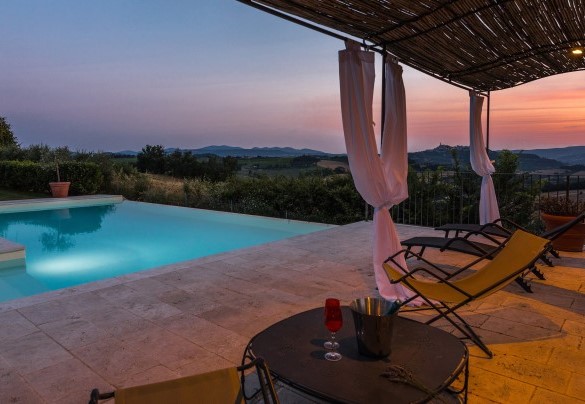 Un aperitivo nella zona piscina - Casale dei Gelsomini  