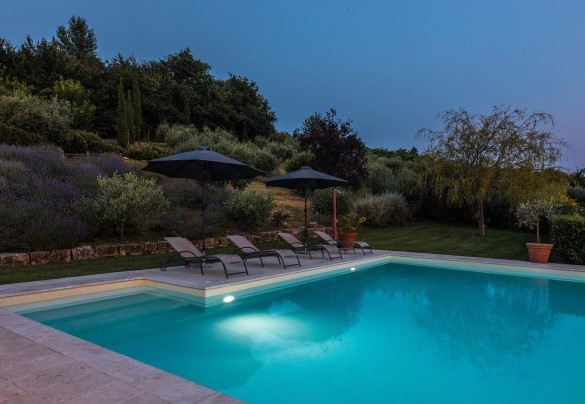  La piscina dispone di faretti interni alla vasca - Casale dei Gelsomini 