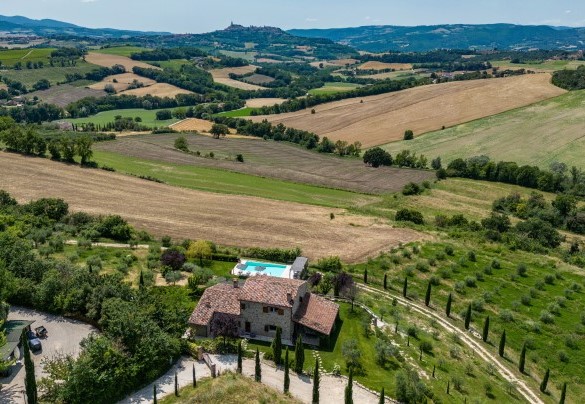 Il panorama mozzafiato dalla proprietà  verso la collina di Todi - Casale dei Gelsomini 