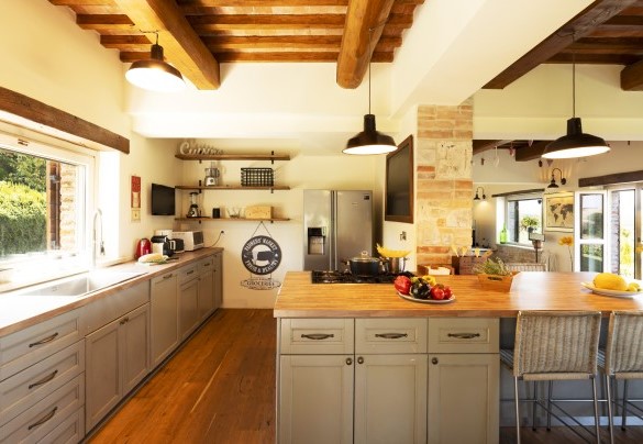 La spaziosa e luminosa cucina - Casale dei Gelsomini 