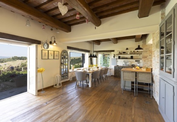 La luminosa zona open con l'area pranzo e la cucina - Casale dei Gelsomini 