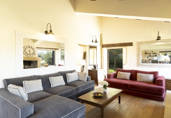 Il salotto con accesso diretto verso il giardino - Casale dei Gelsomini 