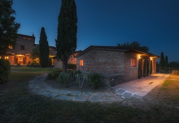 L'annesso e il casale principale sullo sfondo - Casale dei Girasoli 
