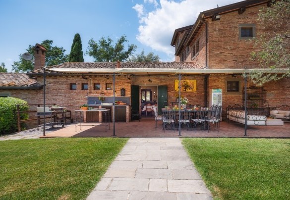 Il porticato utlizzabile anche per cucinare all'aperto - Casale dei Girasoli