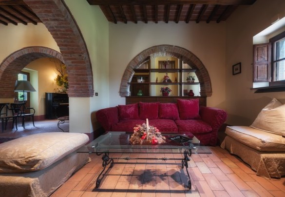 Sitting room, on the ground floor, with comfortable sofas - Casale dei Girasoli