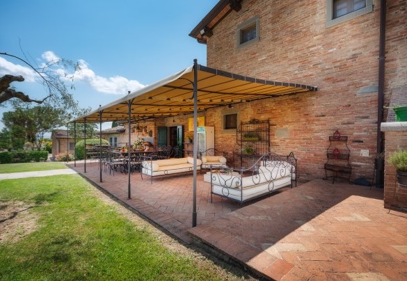 Il bellissimo porticato attrezzato - Casale dei Girasoli