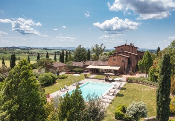 Il casale si erge su una collina, circondata dalla splendida campagna toscana - Casale dei Girasoli