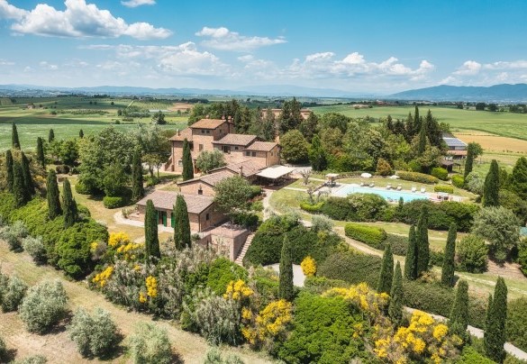 La proprietà circondata dalla splendida campagna toscana che si estende tra Cortona e Sinalunga - Casale dei Girasoli 
