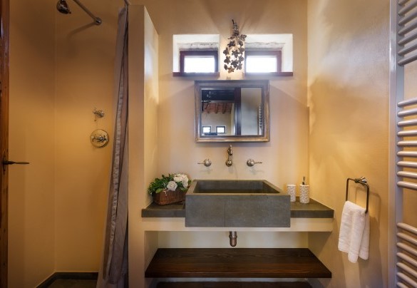 Bathroom with shower on the ground floor - Casale dei Girasoli