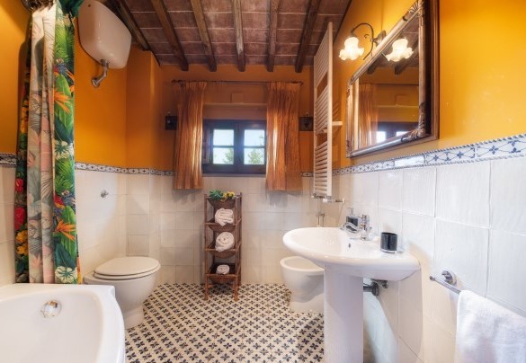 En suite bathroom with shower on the second floor - Casale dei Girasoli