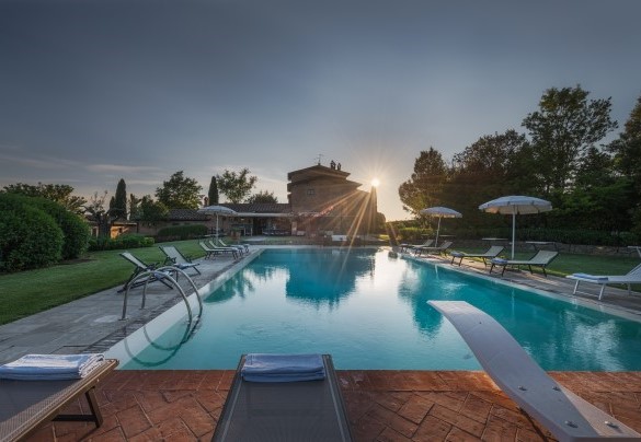 La piscina misura 16 x 8 m con la profondità che va da 1,20 a 2,20 m - Casale dei Girasoli 