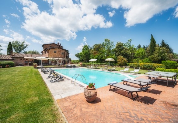 La piscina e sullo sfondo il casale - Casale dei Girasoli