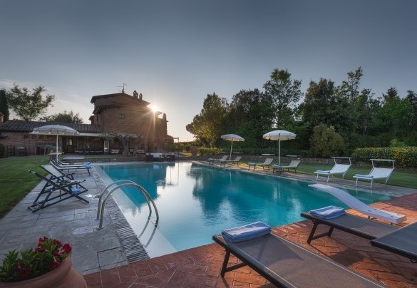 La piscina e la zona prendisole attrezzata con lettini, ombrelloni e gazebo - Casale dei Girasoli 