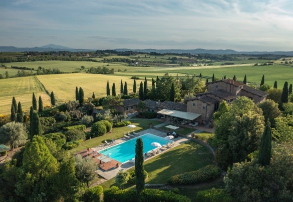 Tutto intorno al casale si estende un grande giardino costeggiato dai tipici cipressi e all'interno ulivi e frutteti - Casale dei Girasoli