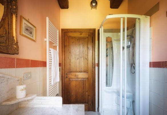 Bagno en suite doccia idromassaggio al primo piano - Casale dei Girasoli 