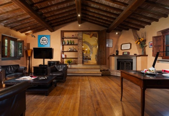 Studio con TV, divano e poltrone - Casale dei Girasoli