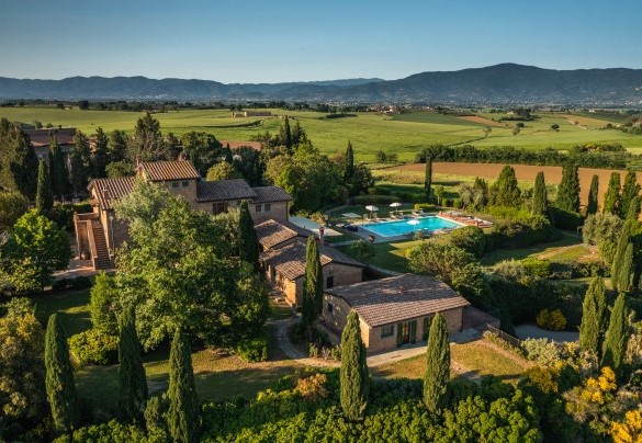 Sarà possibile godere di magnifici tramonti con la città di Cortona in primo piano - Casale dei Girasoli