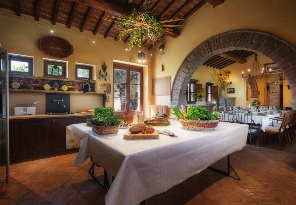  The large kitchen communicates with the dining room - Casale dei Girasoli