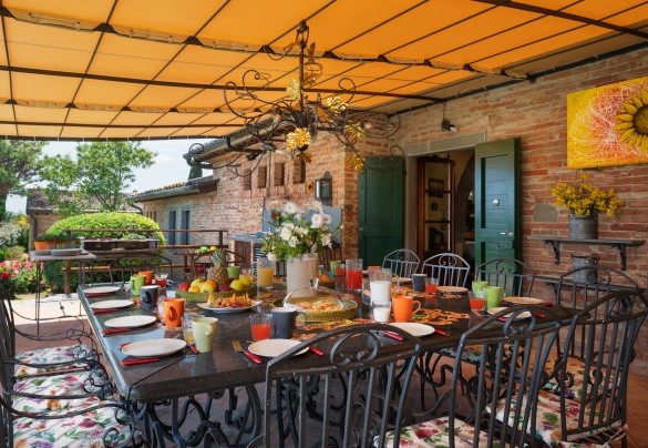 Adiacente alla cucina si trova comodamente il grande porticato - Casale dei Girasoli 