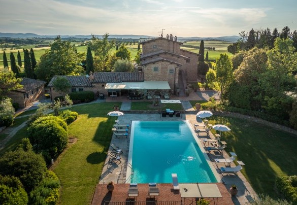La pisicna e la casa visti dall'alto - Casale dei Girasoli
