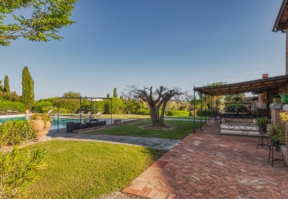 La piscina è situata sullo stesso livello della villa e dista solo 7 metri dalla casa - Casale dei Girasoli 