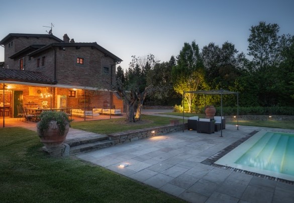 La casa illuminata di notte - Casale dei Girasoli 