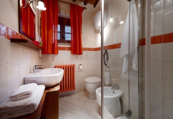 Bagno en suite con doccia nell'annesso - Casale dei Girasoli 