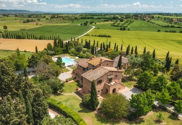 I campi verdi coltivati abbracciano la proprietà - Casale dei Girasoli 