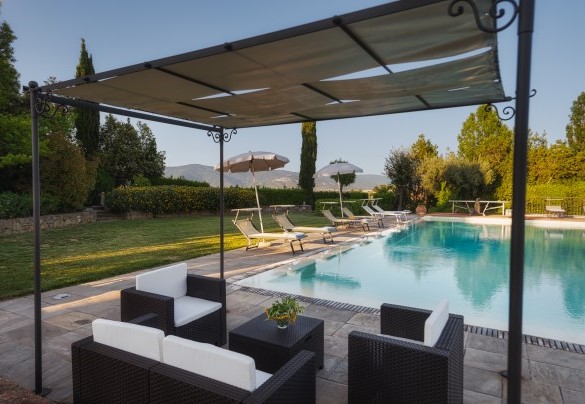 Il gazebo arredato in zona piscina - Casale dei Girasoli 