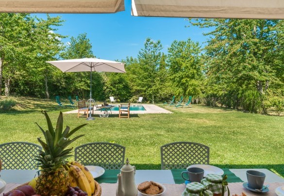 The equipped pergola allows for appreciating moments of relaxation and tranquility - Casale dei Tigli