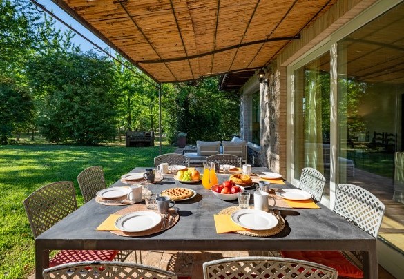 The table set up for pleasant outdoor breakfasts - Casale dei Tigli