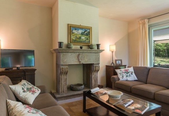 The living room with ornamental fireplace rich in seating - Casale dei Tigli