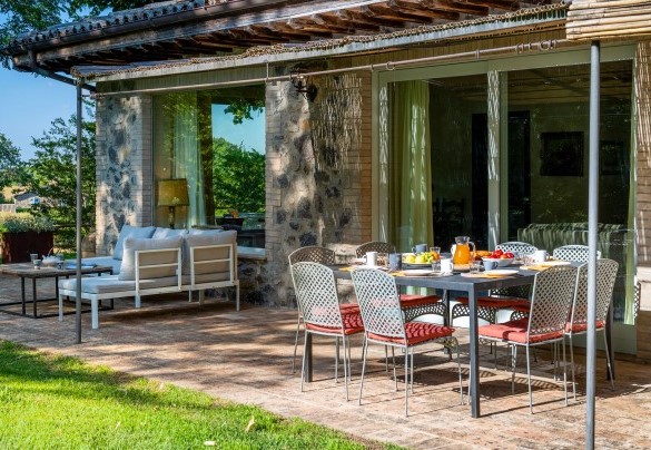 The outdoor seating space and the pergola with the outdoor dining area, connected to the dining room - Casale dei Tigli