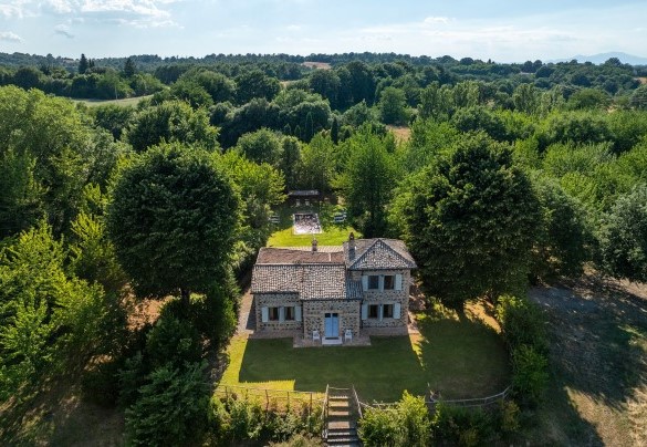 The 2000 sq m park consists, for the most part, of lawn with impressive trees - Casale dei Tigli