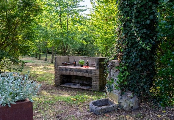 The brick barbecue is just a few meters from the kitchen and outdoor dining area - Casale dei Tigli