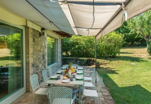 The equipped pergola allows for appreciating moments of relaxation and tranquility - Casale dei Tigli