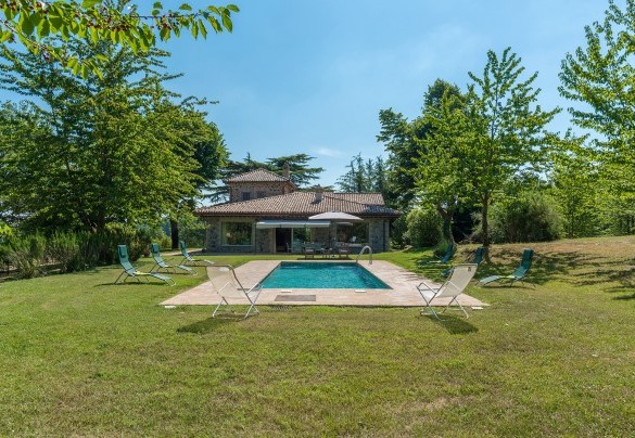 The pool takes a central place in the beautiful garden in front of the farmhouse - Casale dei Tigli