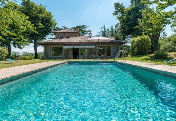 The pool internally lined with cement of a shimmering azure color - Casale dei Tigli