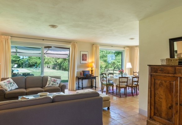 The living area leads directly to the pergola - Casale dei Tigli