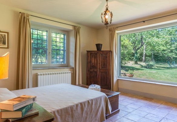 The ground floor double bedroom overlooks the pool - Casale dei Tigli