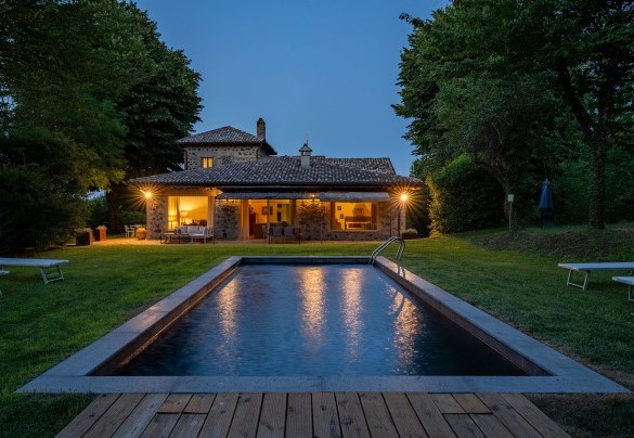 Warm, enveloping lights embrace the house - Casale dei Tigli