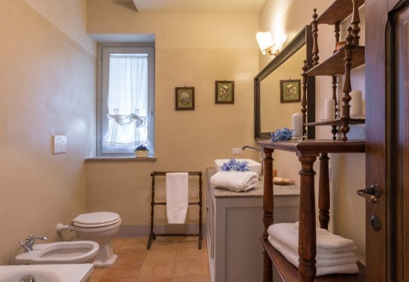 The en-suite bathroom of the double bedroom with a bathtub - Casale dei Tigli